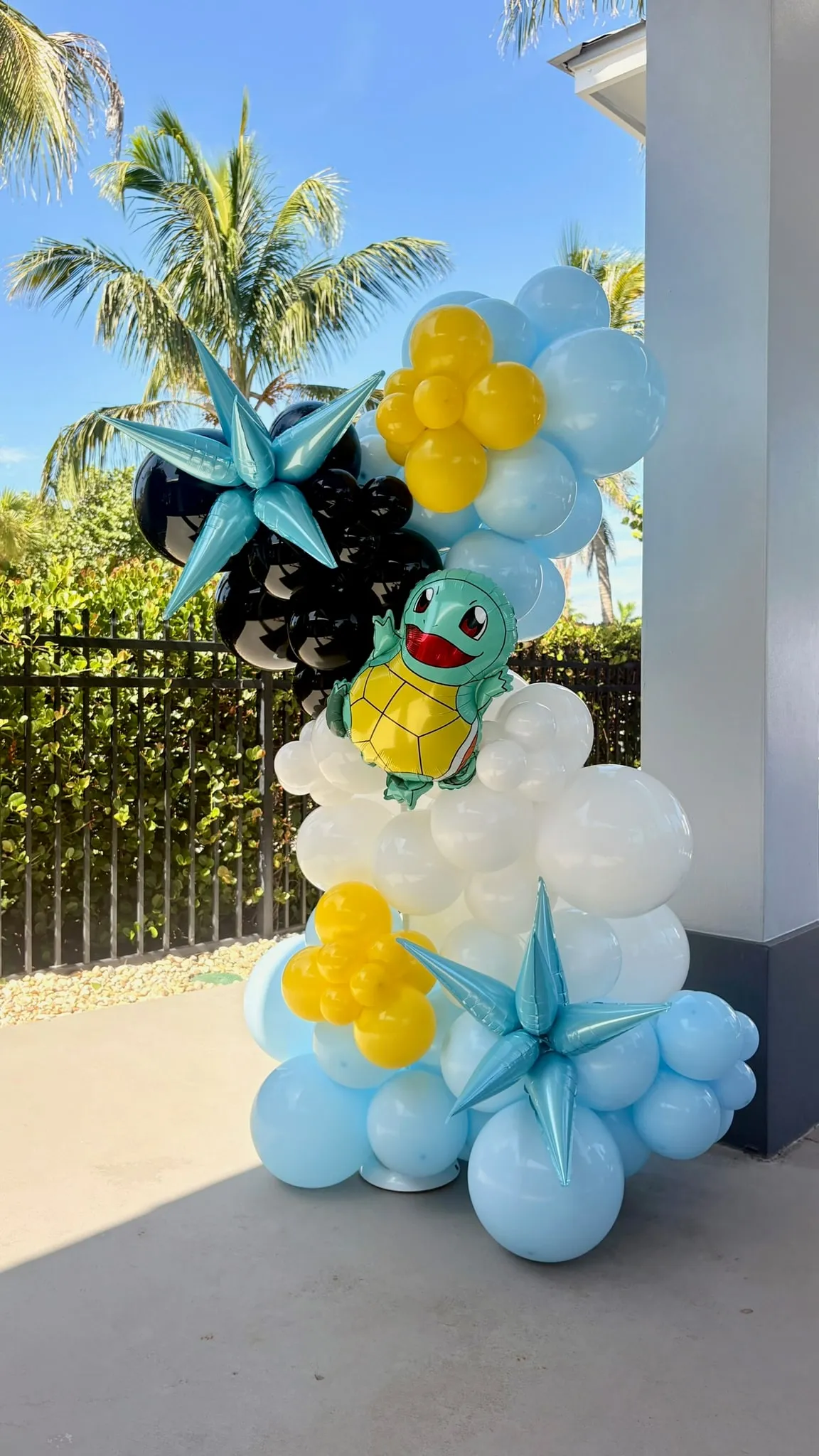 Balloon column in light blue, white and yellow with blue starbursts and a turtle character balloon